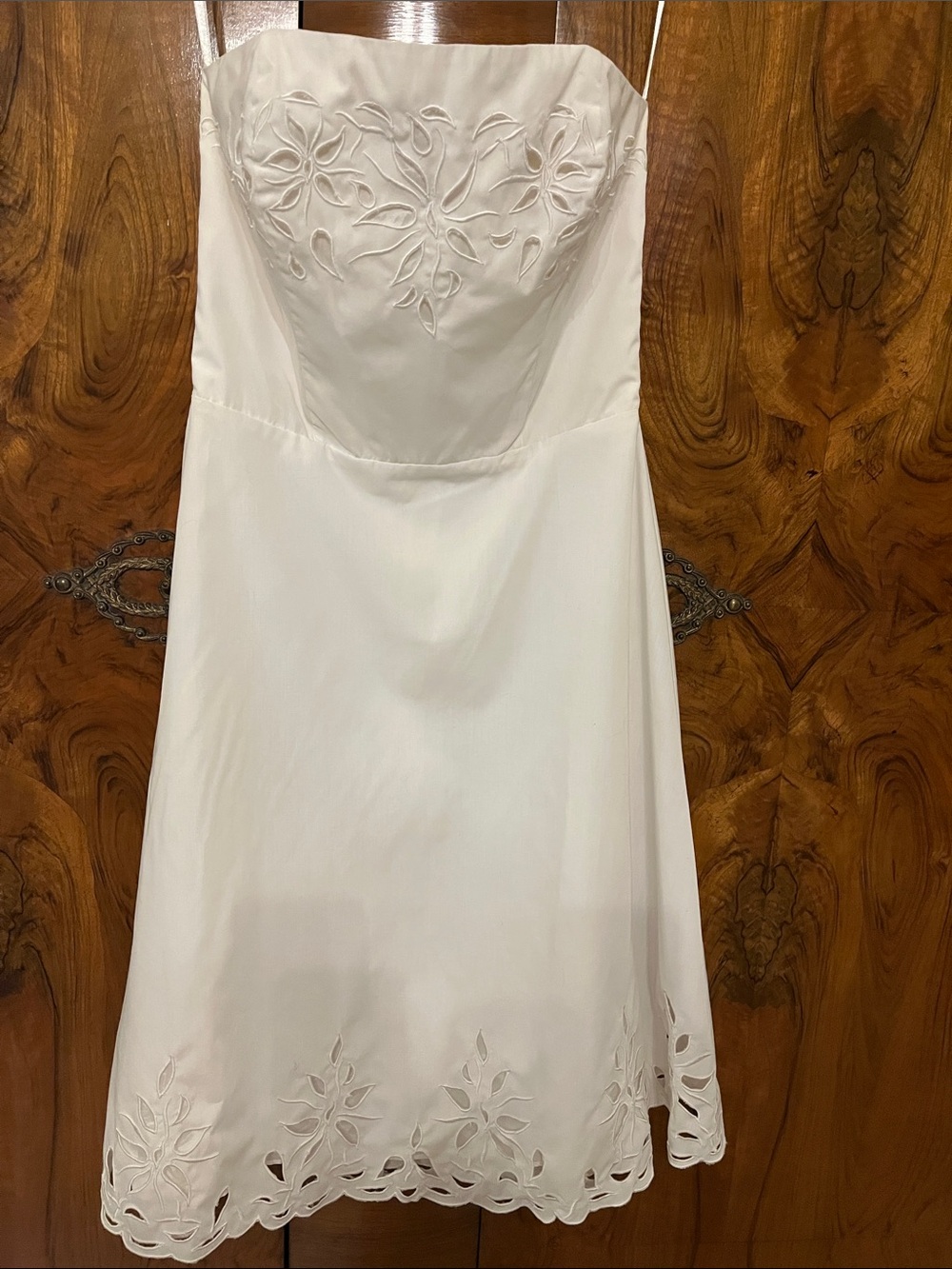 Beautiful White House Black Market White Strapless Embroidered Dress Size 2